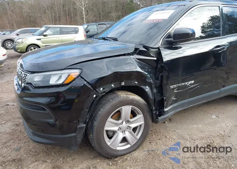 2022 Jeep Compass Latitude Fwd z USA, uszkodzony, nr VIN 3C4NJCBB0NT229808